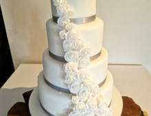 Wedding-4-tiers-cascading-roses