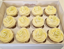 Cupcake-yellow-roses