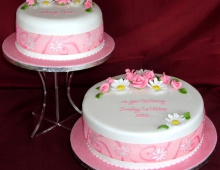christening-2-tier-pink-roses-daisies