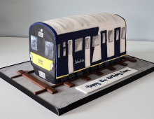 Child-train-spotting-cake