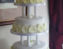 3-tiers-cream-icing-roses