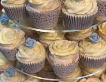 cupcake-wedding-blue-roses