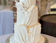 white-and-gold-wedding-cake
